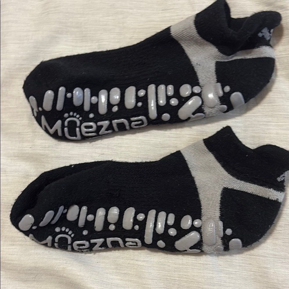 Muezna Men’s Non-Slip Grip Socks Color Black